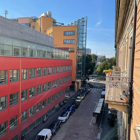 شقة Cozy Flat Mins Walk To Navigli And Metro Porta Genova ميلان المظهر الخارجي الصورة