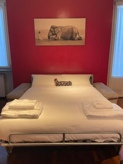 شقة Cozy Flat Mins Walk To Navigli And Metro Porta Genova ميلان المظهر الخارجي الصورة