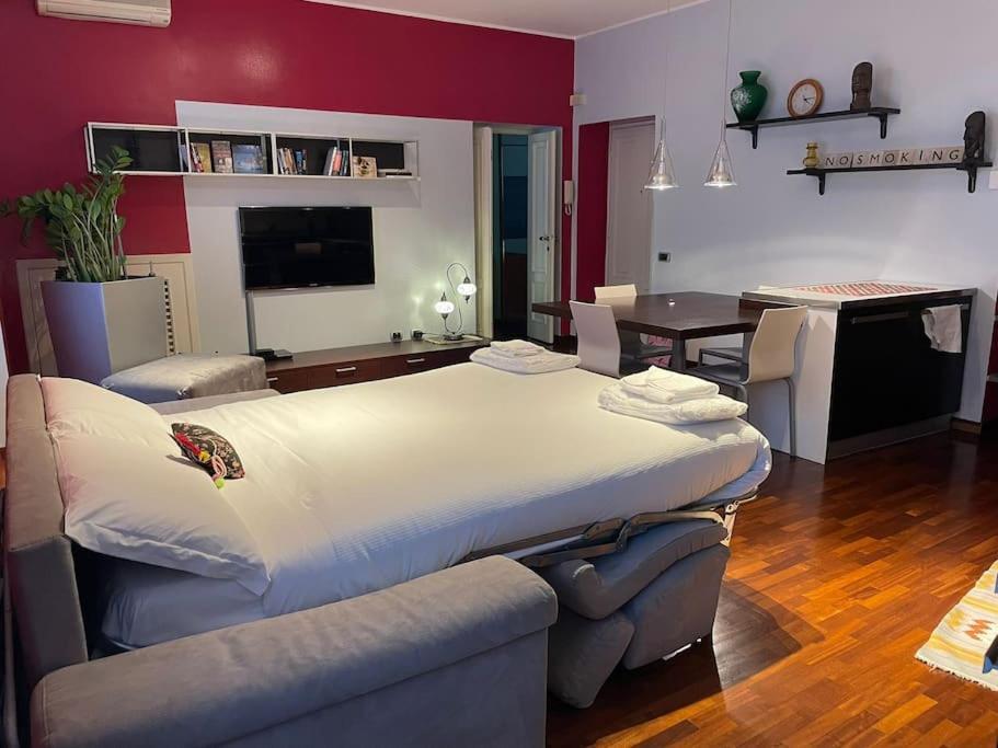 شقة Cozy Flat Mins Walk To Navigli And Metro Porta Genova ميلان المظهر الخارجي الصورة
