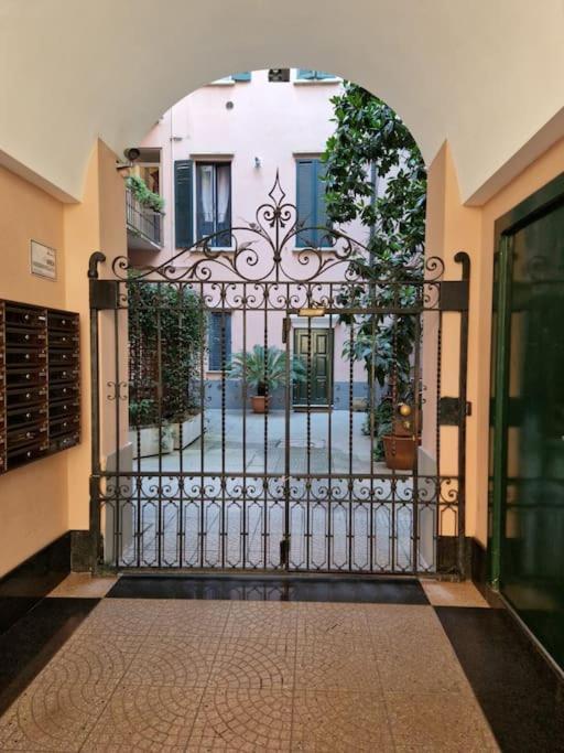 شقة Cozy Flat Mins Walk To Navigli And Metro Porta Genova ميلان المظهر الخارجي الصورة