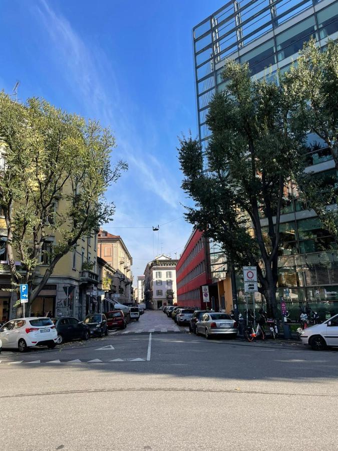 شقة Cozy Flat Mins Walk To Navigli And Metro Porta Genova ميلان المظهر الخارجي الصورة